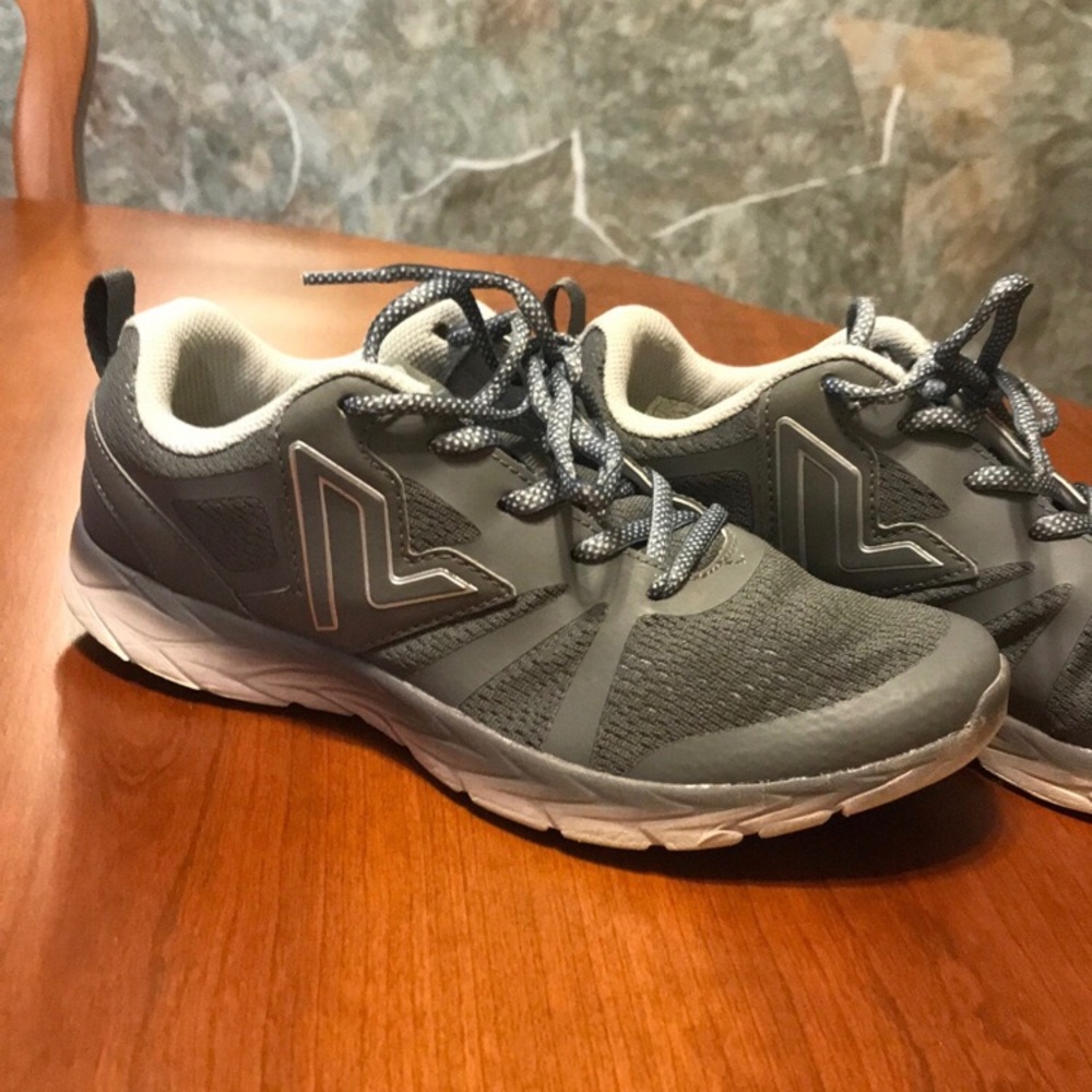 Vionic Miles Active gray athletic shoes size 8.5